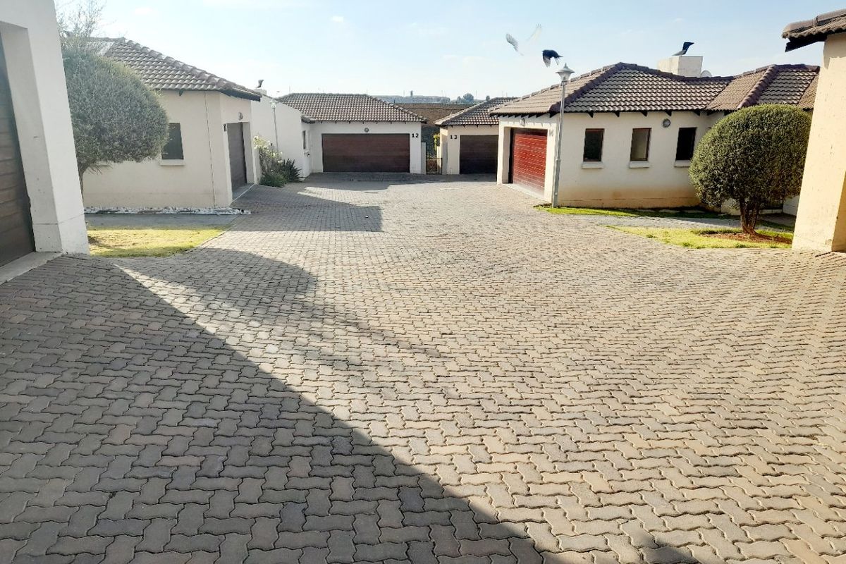 Modern 3-Bedroom Townhouse in Thatchfield Hills Estate - Photo 2