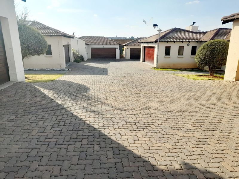 Modern 3-Bedroom Townhouse in Thatchfield Hills Estate - Photo 2