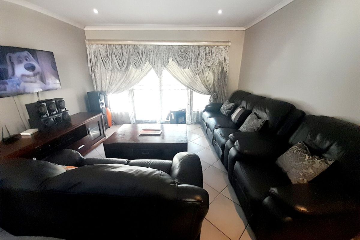 Modern 3-Bedroom Townhouse in Thatchfield Hills Estate - Photo 3