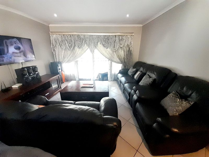 Modern 3-Bedroom Townhouse in Thatchfield Hills Estate - Photo 3