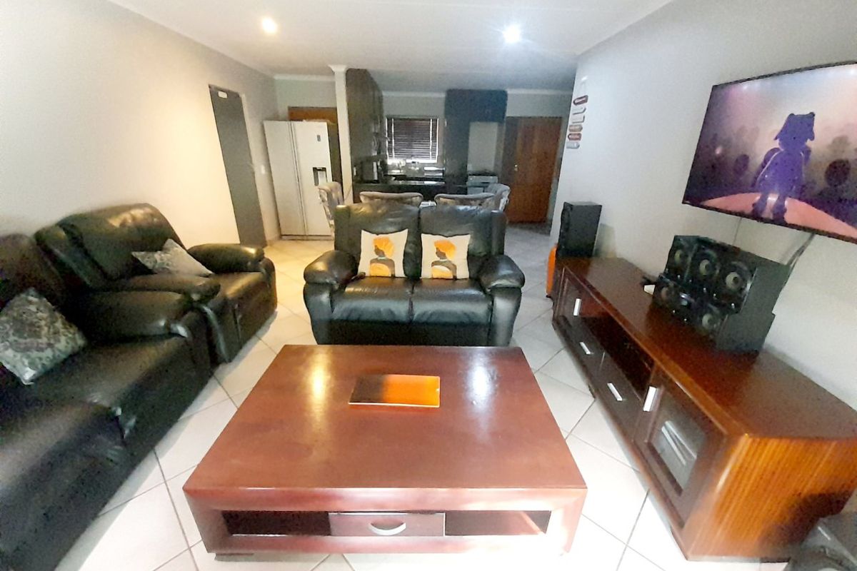 Modern 3-Bedroom Townhouse in Thatchfield Hills Estate - Photo 4