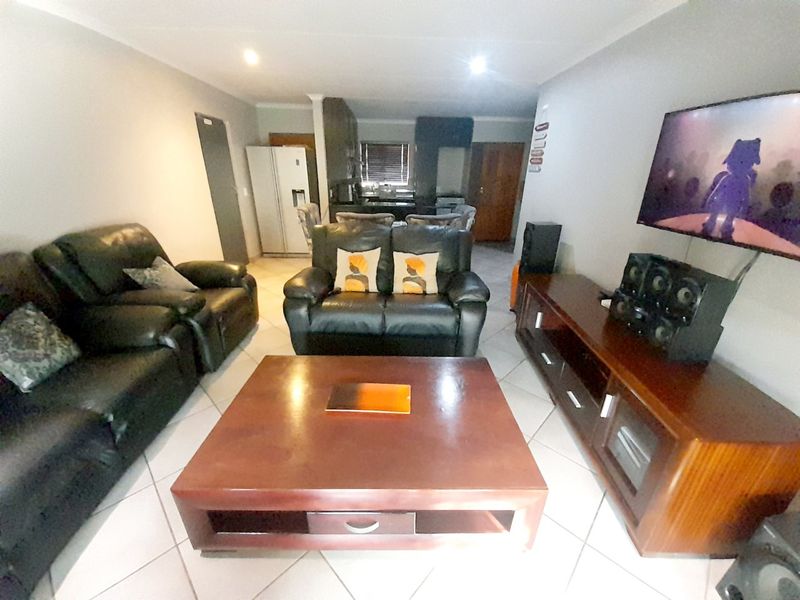 Modern 3-Bedroom Townhouse in Thatchfield Hills Estate - Photo 4