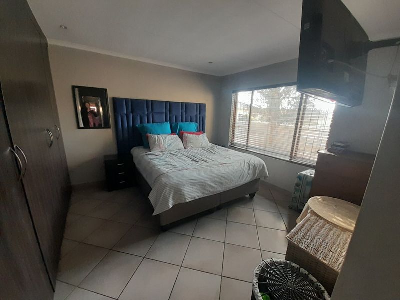 Modern 3-Bedroom Townhouse in Thatchfield Hills Estate - Photo 10