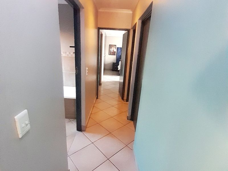 Modern 3-Bedroom Townhouse in Thatchfield Hills Estate - Photo 9