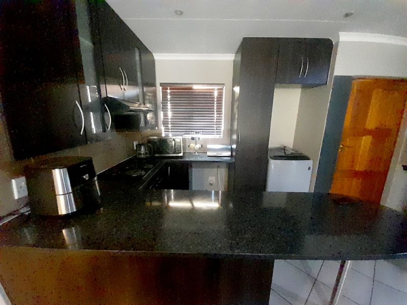 Modern 3-Bedroom Townhouse in Thatchfield Hills Estate - Photo 7