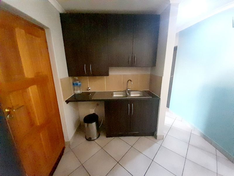 Modern 3-Bedroom Townhouse in Thatchfield Hills Estate - Photo 8