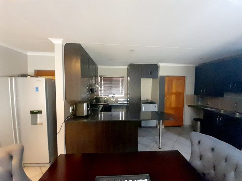 Modern 3-Bedroom Townhouse in Thatchfield Hills Estate - Photo 6