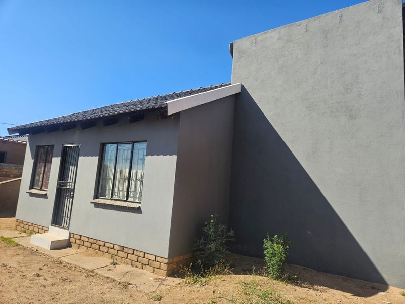 Newly renovated 2 Bedroom home  - Photo 3