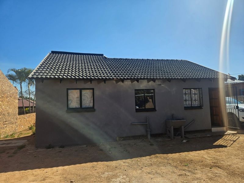 Newly renovated 2 Bedroom home  - Photo 4