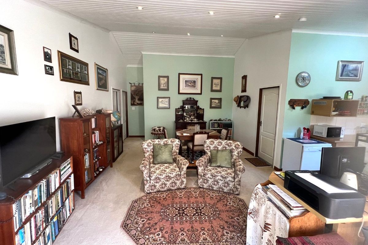 Charming 2-Bedroom, 2-Bathroom Cottage in an Idyllic Garden Route Retirement Haven - Photo 2