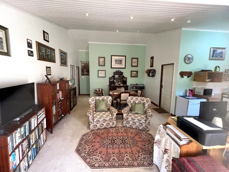 Charming 2-Bedroom, 2-Bathroom Cottage in an Idyllic Garden Route Retirement Haven - Photo 2