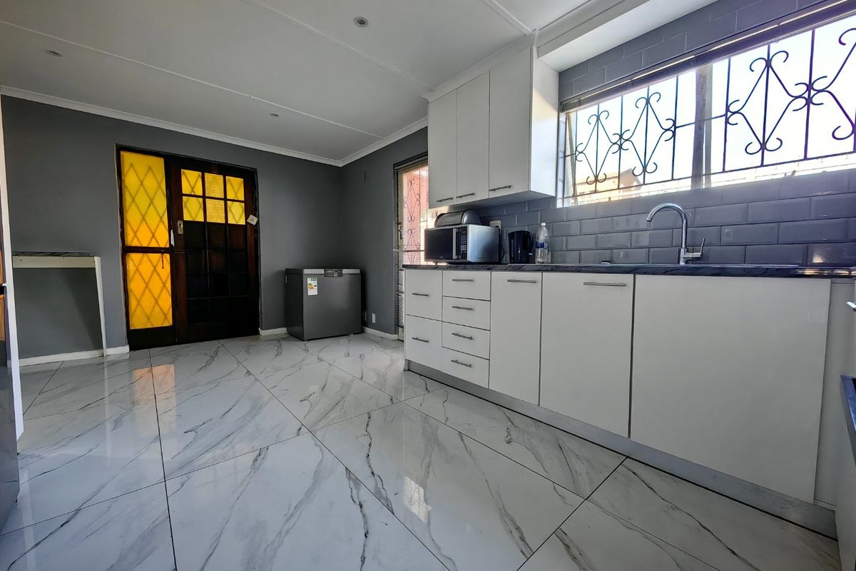 3 Bedroom Beauty in Prime Location! - Photo 3