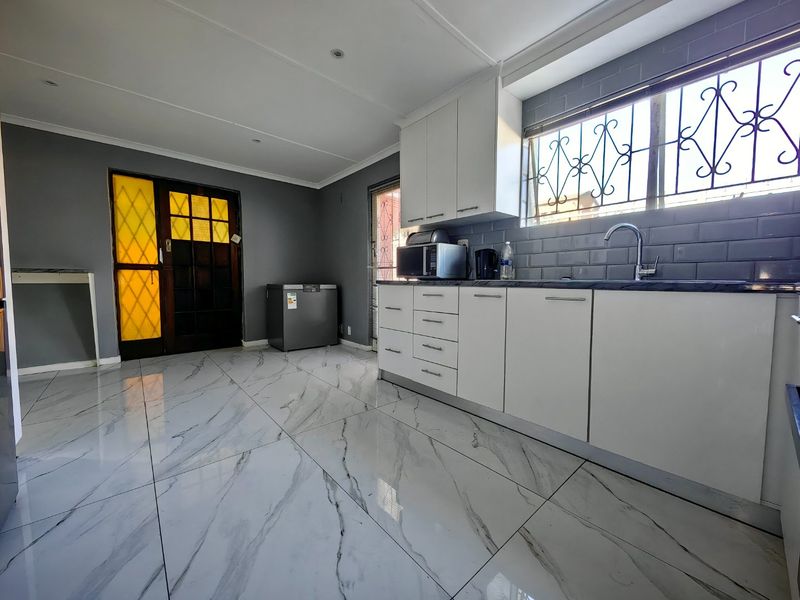 3 Bedroom Beauty in Prime Location! - Photo 3