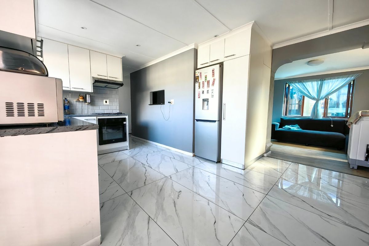 3 Bedroom Beauty in Prime Location! - Photo 2