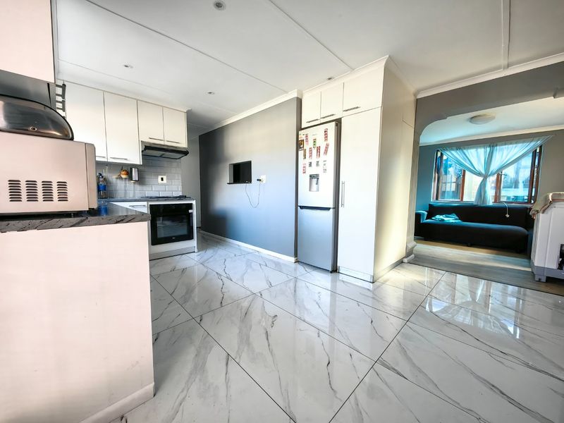 3 Bedroom Beauty in Prime Location! - Photo 2