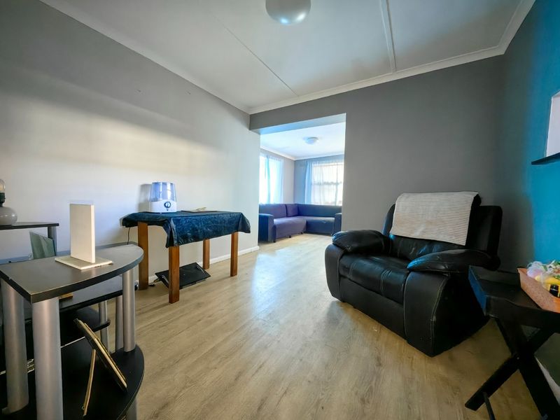 3 Bedroom Beauty in Prime Location! - Photo 4