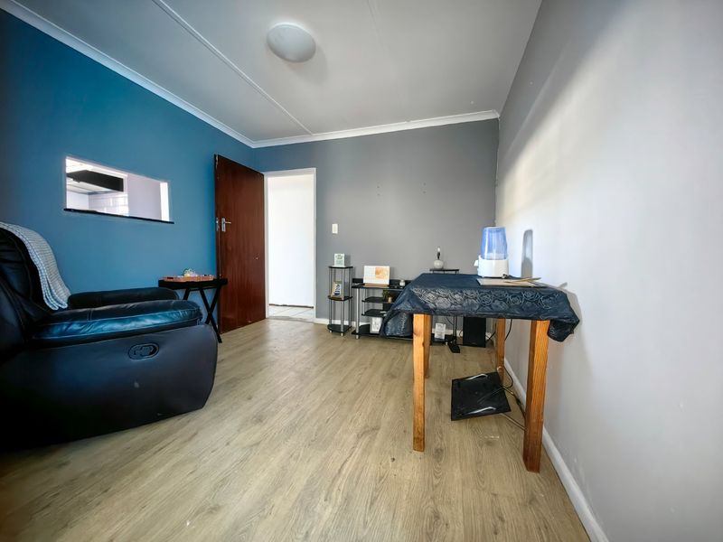 3 Bedroom Beauty in Prime Location! - Photo 6