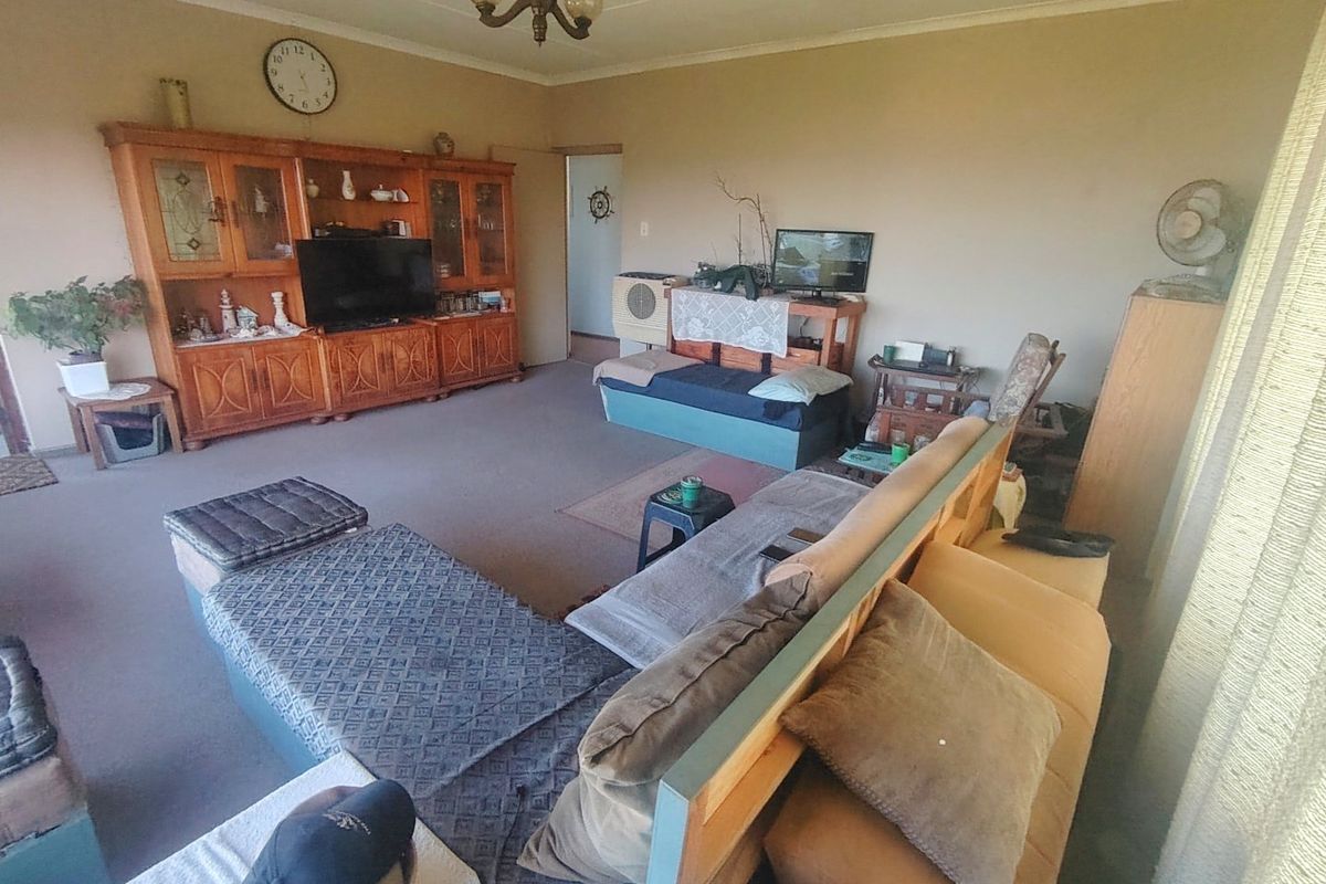 Massive family home with gorgeous sea views over Margate.  - Photo 4