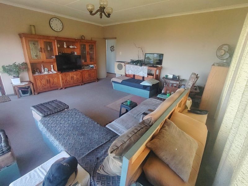 Massive family home with gorgeous sea views over Margate.  - Photo 4