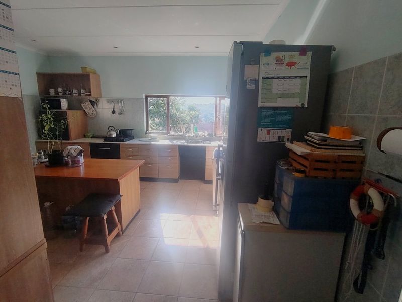 Massive family home with gorgeous sea views over Margate.  - Photo 10