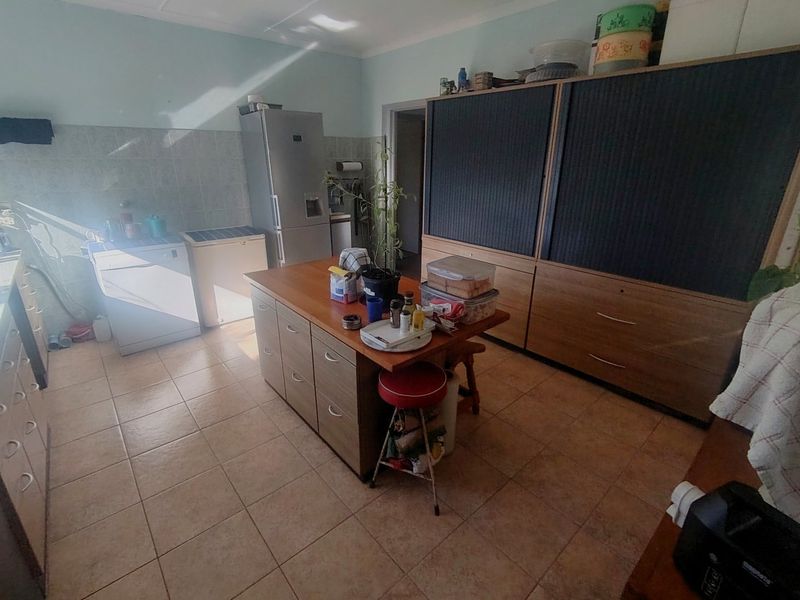 Massive family home with gorgeous sea views over Margate.  - Photo 9