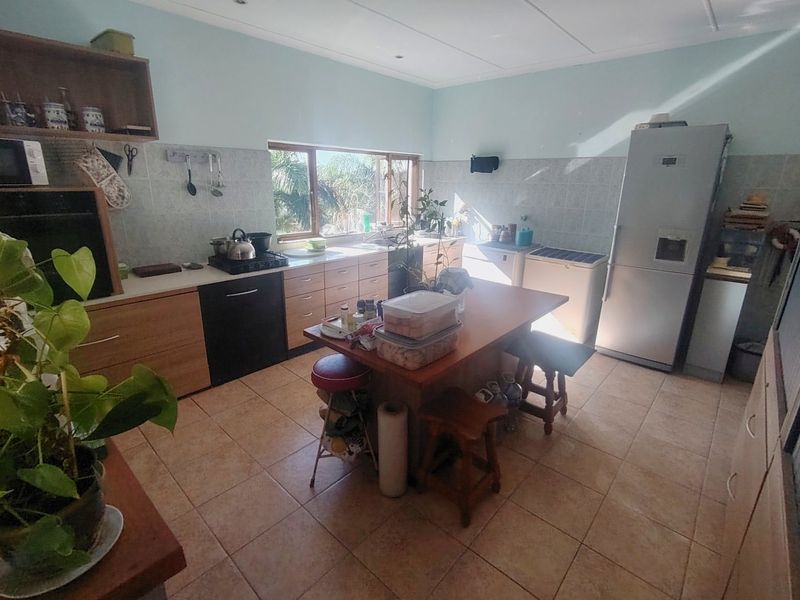 Massive family home with gorgeous sea views over Margate.  - Photo 8