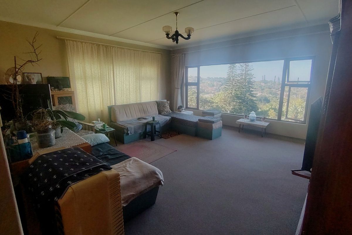 Massive family home with gorgeous sea views over Margate.  - Photo 5