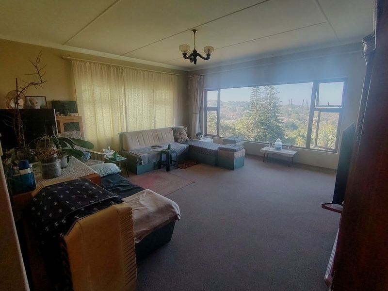 Massive family home with gorgeous sea views over Margate.  - Photo 5