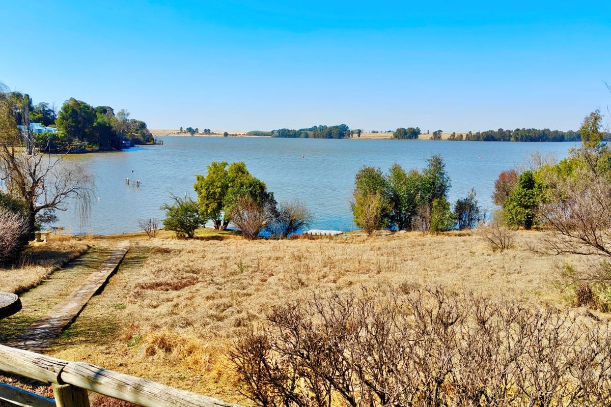 Luxury Waterfront Living at Waterhaven Estate - Photo 2