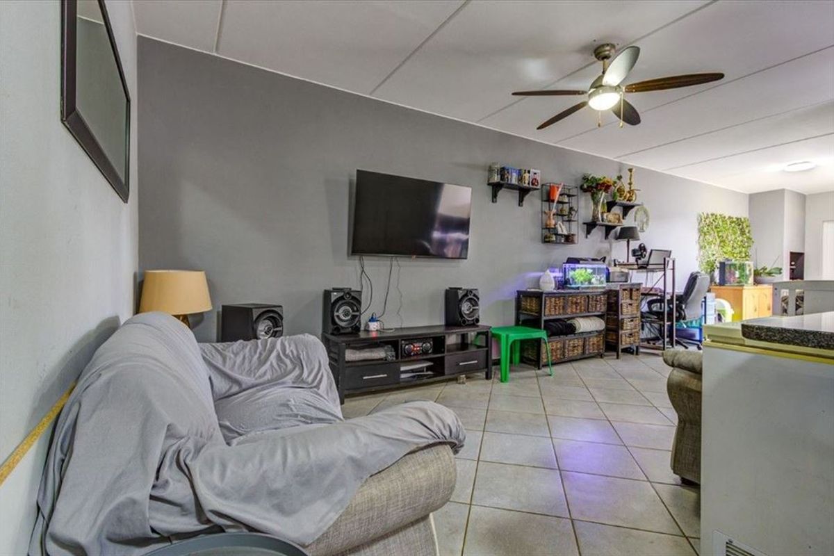 Charming Family Home with Spacious Living Areas - Photo 2