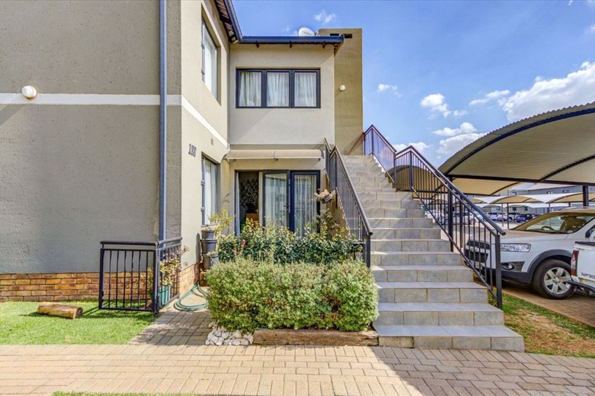 Charming Family Home with Spacious Living Areas - Photo 3