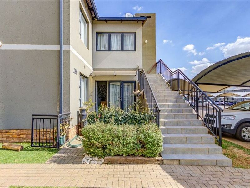 Charming Family Home with Spacious Living Areas - Photo 3