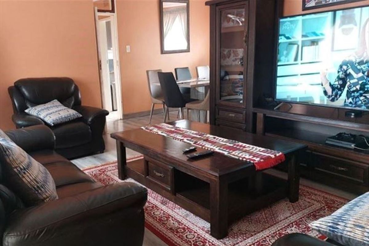 Comfortable Family Home with Ample Parking - Photo 2