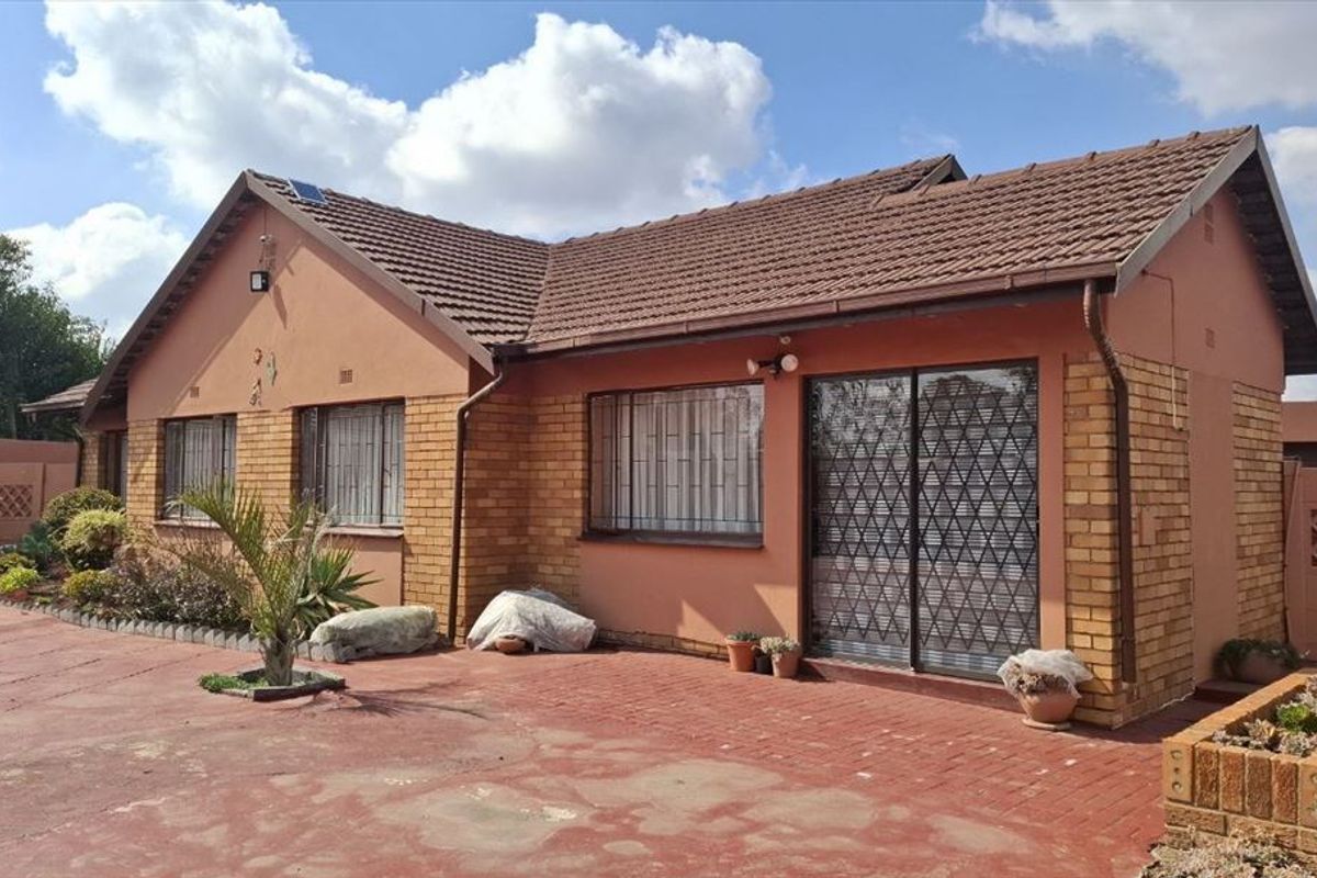 Comfortable Family Home with Ample Parking - Photo 3