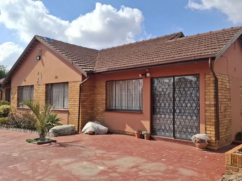 Comfortable Family Home with Ample Parking - Photo 3