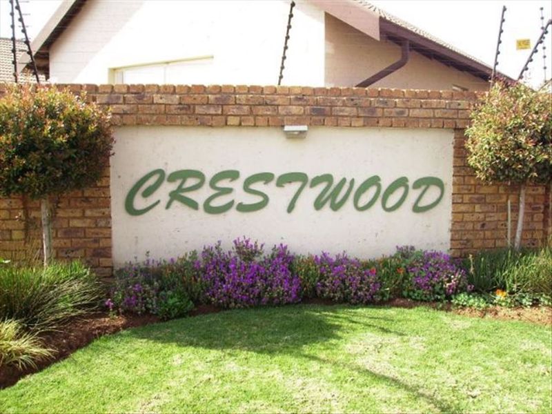 Spacious Family Home with Pool and Modern Comforts - Photo 3