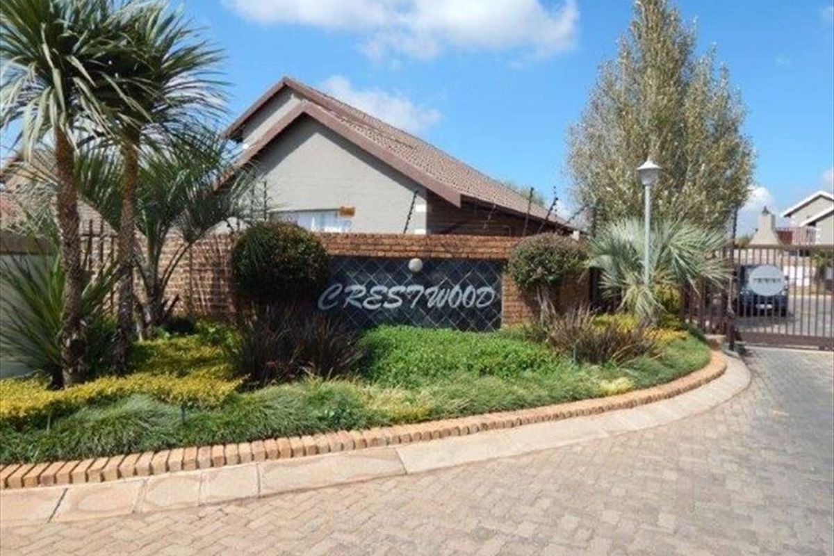 Spacious Family Home with Pool and Modern Comforts - Photo 2