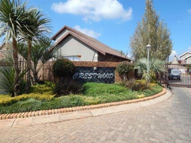 Spacious Family Home with Pool and Modern Comforts - Photo 2