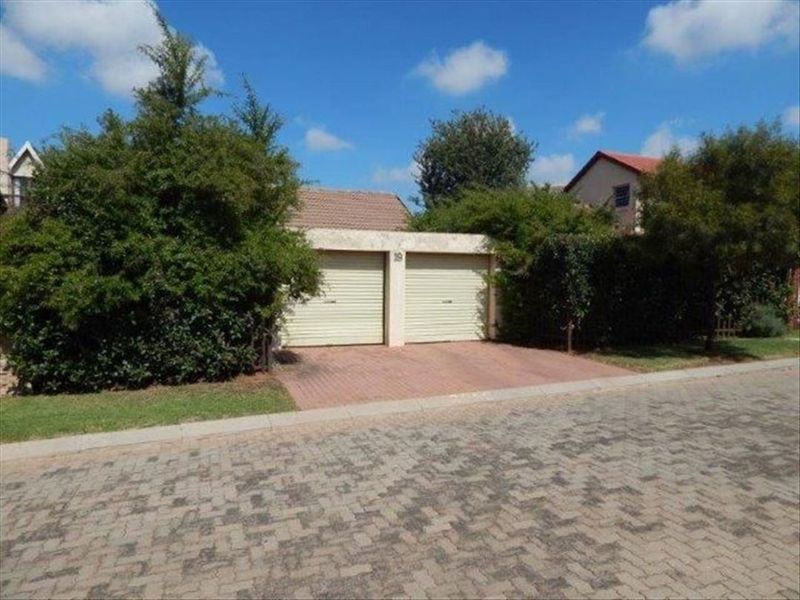 Spacious Family Home with Pool and Modern Comforts - Photo 1