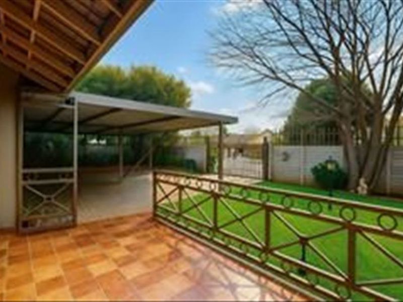 Neat Family Home with Great Flow and Ample Space - Photo 3