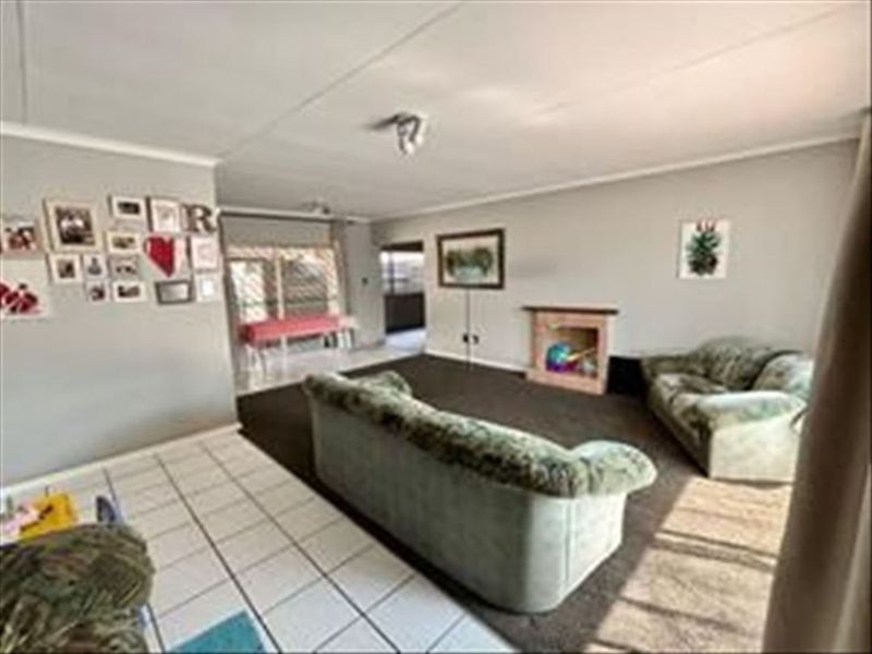 Neat Family Home with Great Flow and Ample Space - Photo 2