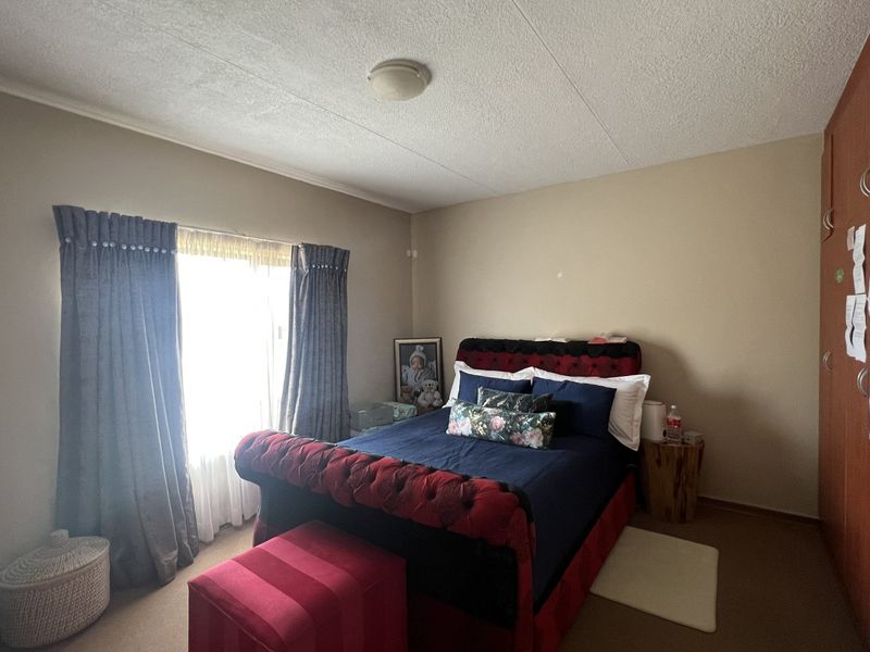 Lovely ground-floor flat in a well-managed complex. - Photo 5