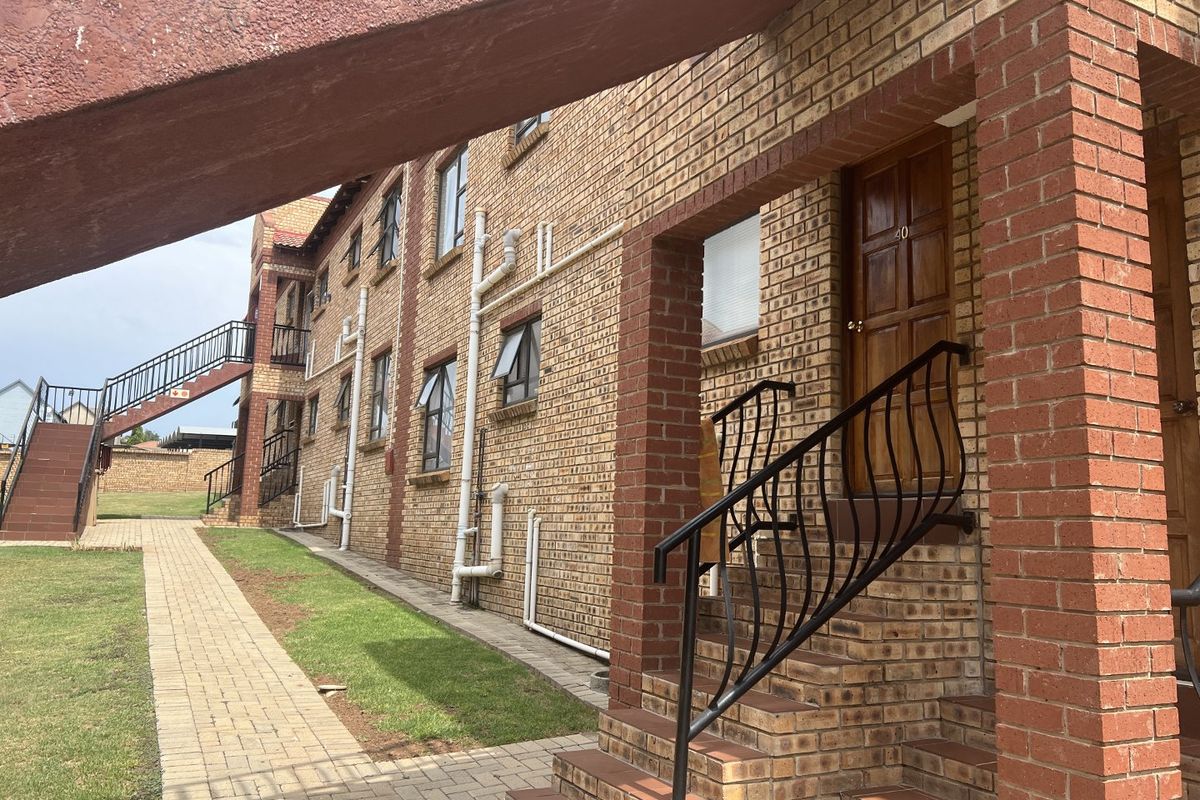 Lovely ground-floor flat in a well-managed complex. - Photo 2