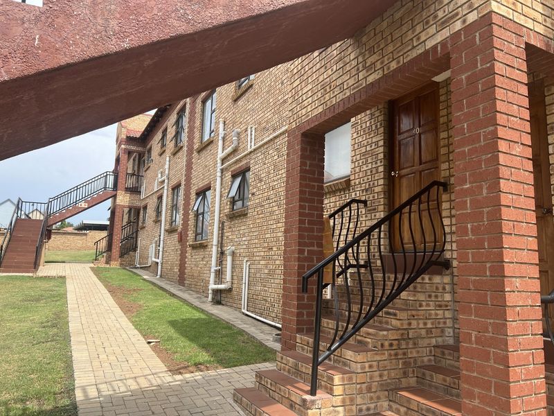 Lovely ground-floor flat in a well-managed complex. - Photo 2