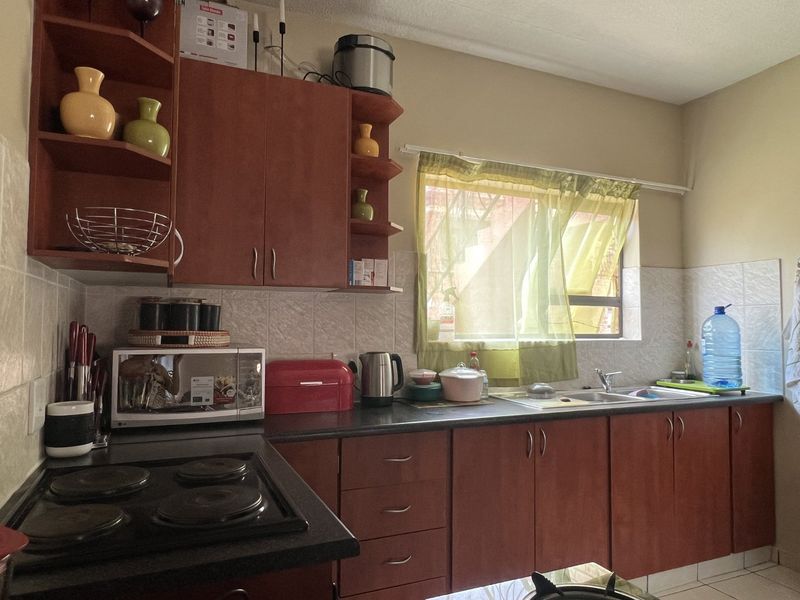 Lovely ground-floor flat in a well-managed complex. - Photo 4