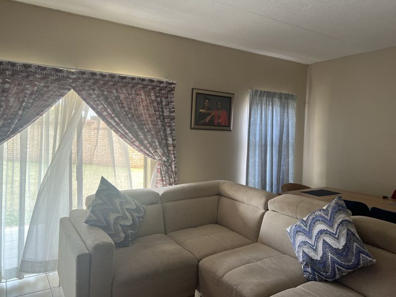 Lovely ground-floor flat in a well-managed complex. - Photo 3