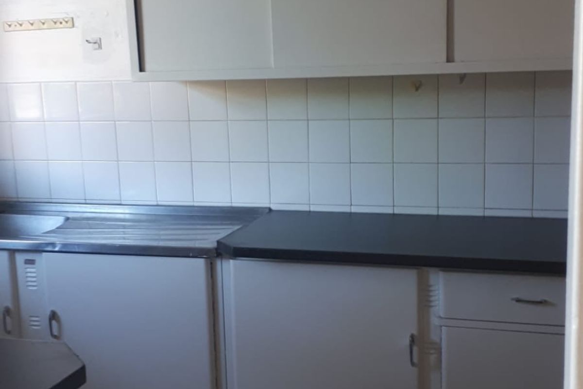 Spacious two bedroom flat for sale in Adamayview. - Photo 5