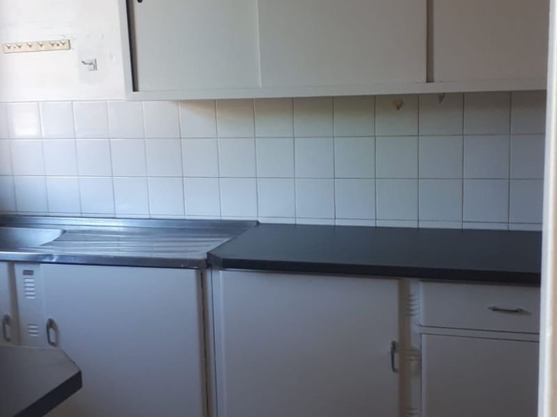 Spacious two bedroom flat for sale in Adamayview. - Photo 5