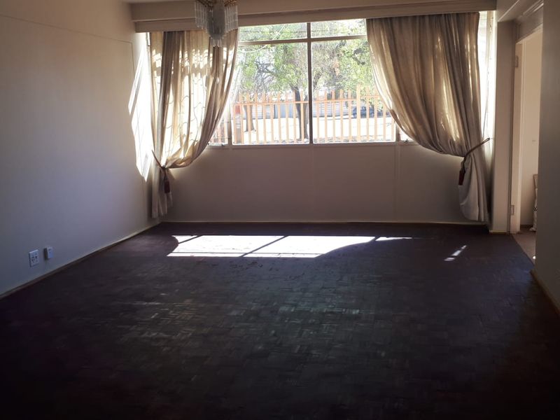 Spacious two bedroom flat for sale in Adamayview. - Photo 3