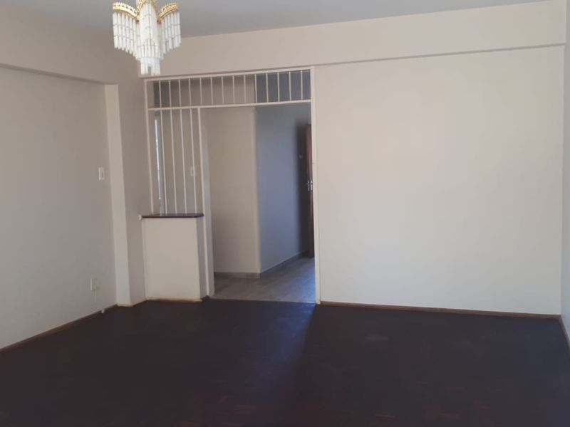 Spacious two bedroom flat for sale in Adamayview. - Photo 10